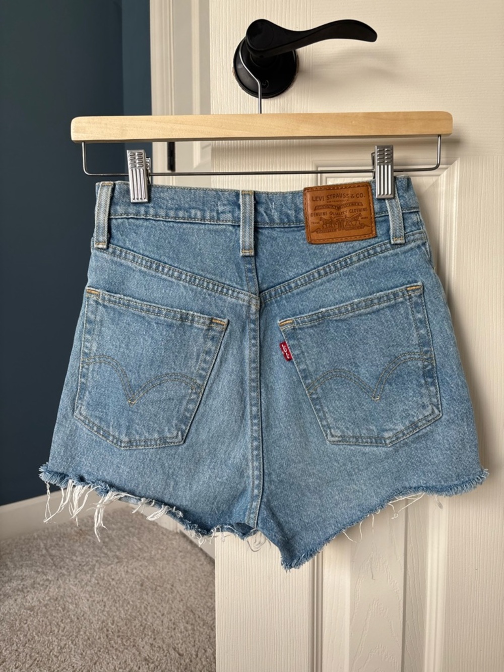 Levi’s Ribcage Shorts - Picture 2 of 4